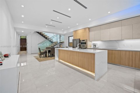 Touwnhouse à vendre à Miami, Floride: 3 chambres, 227.8 m2 № 2301038 - photo 3