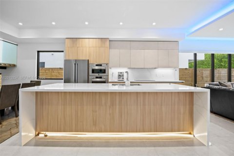 Touwnhouse à vendre à Miami, Floride: 3 chambres, 227.8 m2 № 2301038 - photo 4