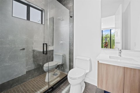 Touwnhouse à vendre à Miami, Floride: 3 chambres, 227.8 m2 № 2301038 - photo 15