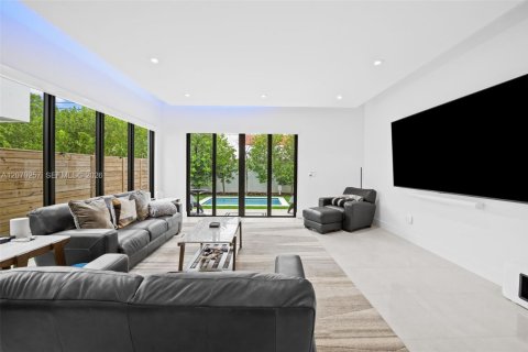 Touwnhouse à vendre à Miami, Floride: 3 chambres, 227.8 m2 № 2301038 - photo 5