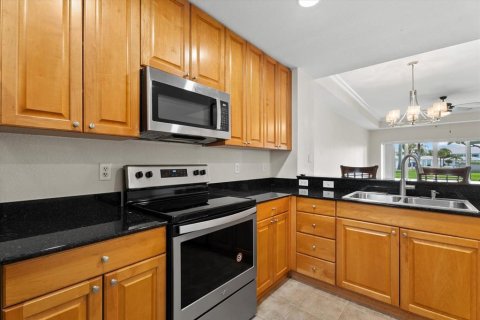 Condo in North Port, Florida, 2 bedrooms № 2375494 - photo 10