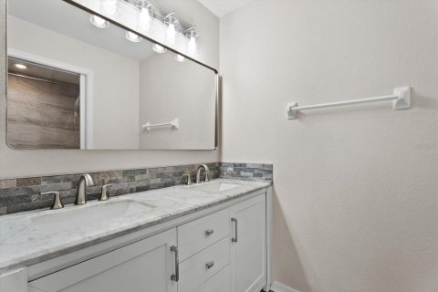 Condo in North Port, Florida, 2 bedrooms № 2375494 - photo 16