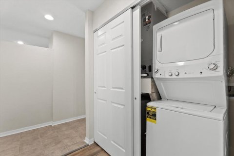 Condo in North Port, Florida, 2 bedrooms № 2375494 - photo 22