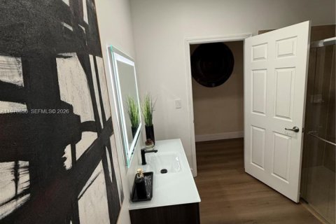 House in Miami, Florida 4 bedrooms, 233.37 sq.m. № 2031339 - photo 9