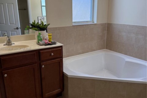 House in Miami, Florida 4 bedrooms, 233.37 sq.m. № 2031339 - photo 13