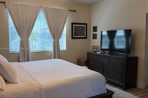 House in Miami, Florida 4 bedrooms, 233.37 sq.m. № 2031339 - photo 10