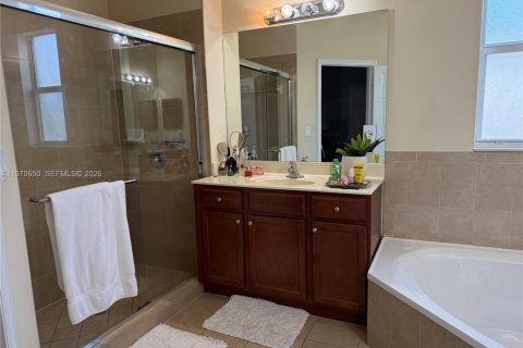 House in Miami, Florida 4 bedrooms, 233.37 sq.m. № 2031339 - photo 12