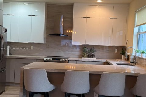 House in Miami, Florida 4 bedrooms, 233.37 sq.m. № 2031339 - photo 2