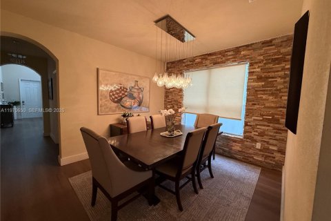 House in Miami, Florida 4 bedrooms, 233.37 sq.m. № 2031339 - photo 5