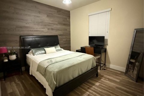 House in Miami, Florida 4 bedrooms, 233.37 sq.m. № 2031339 - photo 20