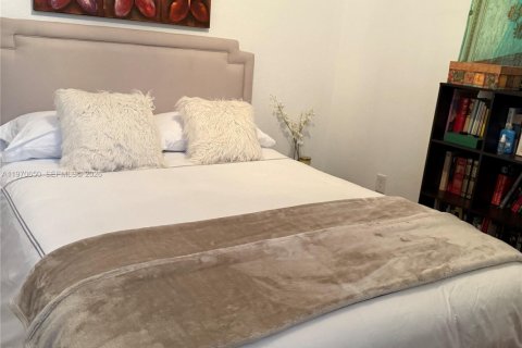 House in Miami, Florida 4 bedrooms, 233.37 sq.m. № 2031339 - photo 19