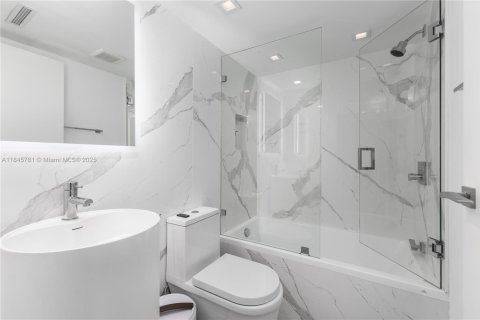 Condominio en venta en Miami Beach, Florida, 2 dormitorios, 105.91 m2 № 2035701 - foto 13