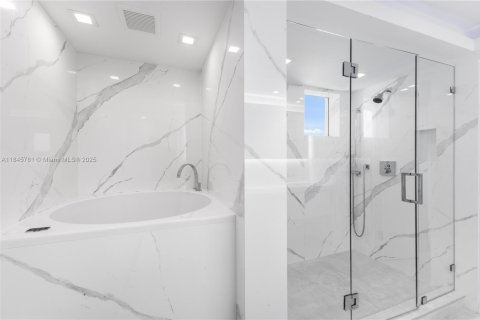 Condominio en venta en Miami Beach, Florida, 2 dormitorios, 105.91 m2 № 2035701 - foto 10