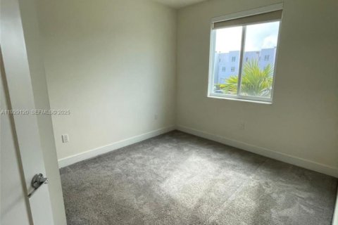 Снять в аренду кондоминиум в Дорал, Флорида 3 спальни, 122.82м2, № 1989551 - фото 8