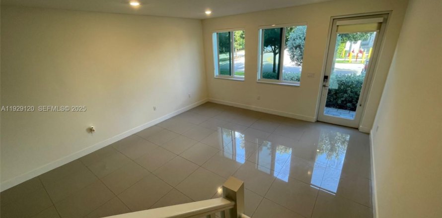 Кондоминиум с 3 спальнями в Дорал, Флорида в LANDMARK № 1989551