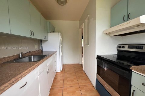 House in North Miami, Florida 2 bedrooms, 79.71 sq.m. № 1990092 - photo 4