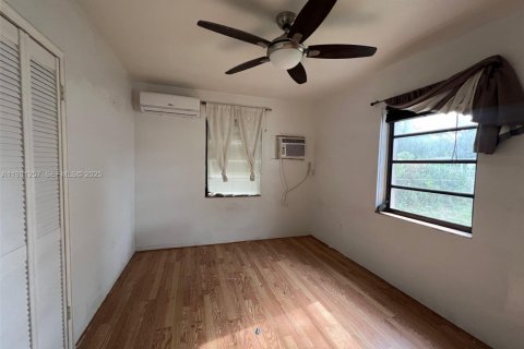 House in North Miami, Florida 2 bedrooms, 79.71 sq.m. № 1990092 - photo 3