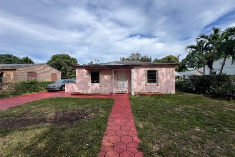 House in North Miami, Florida 2 bedrooms, 79.71 sq.m. № 1990092