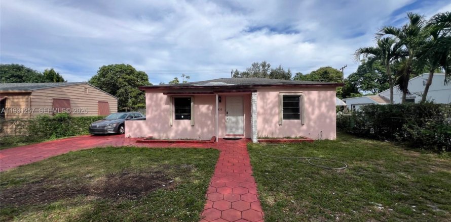 House in North Miami, Florida 2 bedrooms, 79.71 sq.m. № 1990092