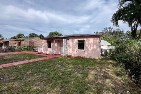 House in North Miami, Florida 2 bedrooms, 79.71 sq.m. № 1990092 - photo 8