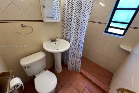 House in North Miami, Florida 2 bedrooms, 79.71 sq.m. № 1990092 - photo 6