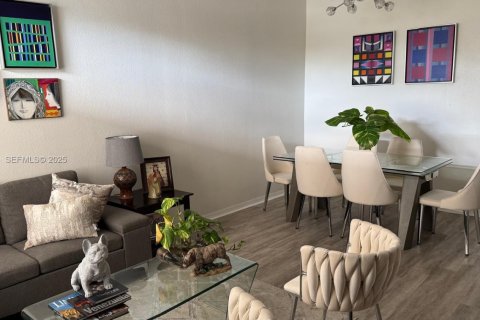 Townhouse in Miami, Florida 3 bedrooms, 108.79 sq.m. № 1986359 - photo 4