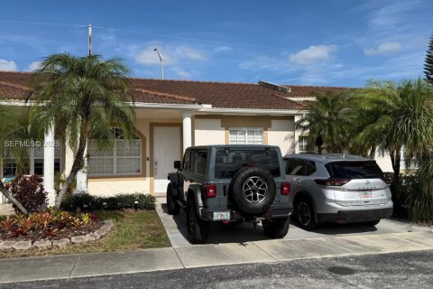 Townhouse in Miami, Florida 3 bedrooms, 108.79 sq.m. № 1986359