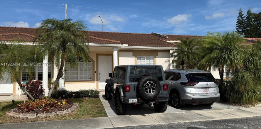 Townhouse in Miami, Florida 3 bedrooms, 108.79 sq.m. № 1986359
