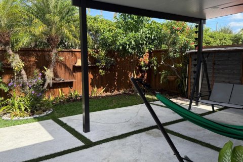 Townhouse in Miami, Florida 3 bedrooms, 108.79 sq.m. № 1986359 - photo 23