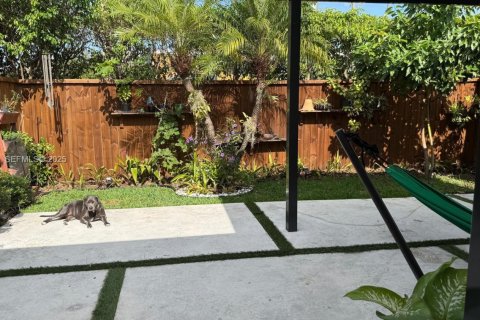 Townhouse in Miami, Florida 3 bedrooms, 108.79 sq.m. № 1986359 - photo 24