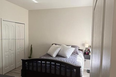 Townhouse in Miami, Florida 3 bedrooms, 108.79 sq.m. № 1986359 - photo 12