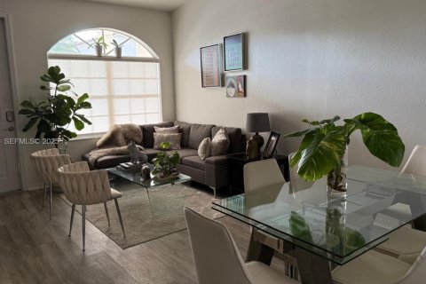 Townhouse in Miami, Florida 3 bedrooms, 108.79 sq.m. № 1986359 - photo 3