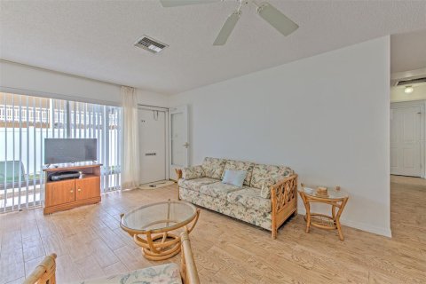 Condo in Holiday, Florida, 2 bedrooms № 2267453 - photo 7