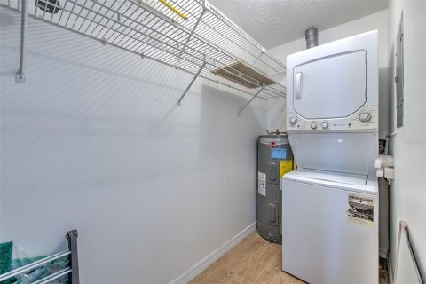 Condo in Holiday, Florida, 2 bedrooms № 2267453 - photo 25