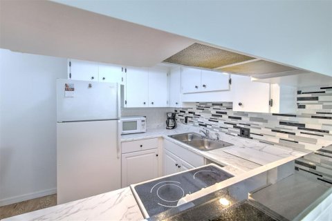 Condo in Holiday, Florida, 2 bedrooms № 2267453 - photo 10