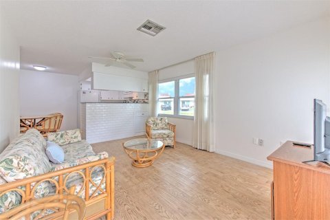 Condo in Holiday, Florida, 2 bedrooms № 2267453 - photo 8