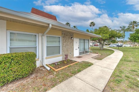 Condo in Holiday, Florida, 2 bedrooms № 2267453 - photo 4