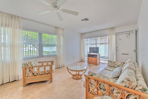 Condo in Holiday, Florida, 2 bedrooms № 2267453 - photo 6