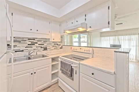 Condo in Holiday, Florida, 2 bedrooms № 2267453 - photo 14