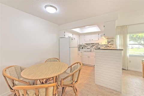Condo in Holiday, Florida, 2 bedrooms № 2267453 - photo 13