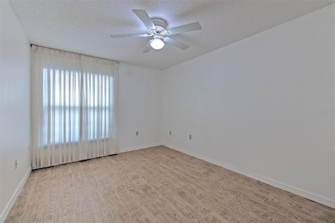 Condo in Holiday, Florida, 2 bedrooms № 2267453 - photo 22