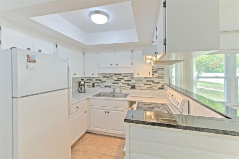 Condo in Holiday, Florida, 2 bedrooms № 2267453 - photo 12