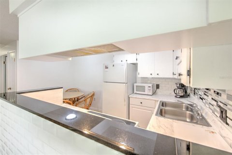 Condo in Holiday, Florida, 2 bedrooms № 2267453 - photo 11