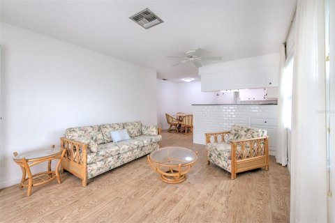 Condo in Holiday, Florida, 2 bedrooms № 2267453 - photo 9