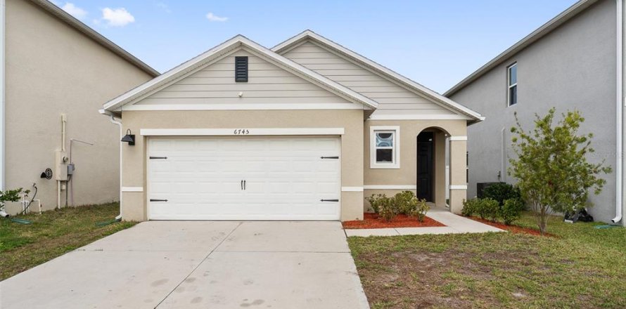 House in Saint Cloud, Florida 3 bedrooms, 139.45 sq.m. № 1813524