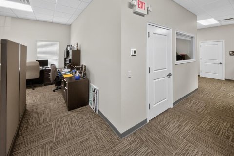 Immobilier commercial à louer à Lady Lake, Floride: 238.2 m2 № 2310193 - photo 15