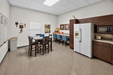 Immobilier commercial à louer à Lady Lake, Floride: 238.2 m2 № 2310193 - photo 4