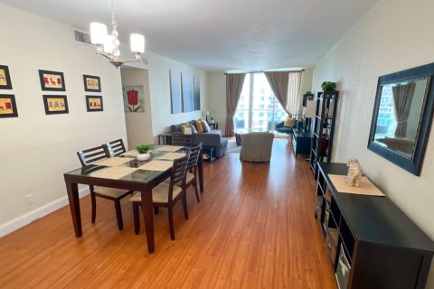 Condo in Hollywood, Florida, 1 bedroom  № 925436 - photo 1