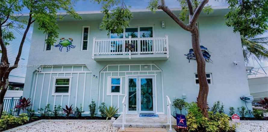 House in Key Largo, Florida 3 bedrooms, 170.1 sq.m. № 1714919