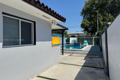 House in Hialeah, Florida 3 bedrooms, 111.85 sq.m. № 1657669 - photo 17